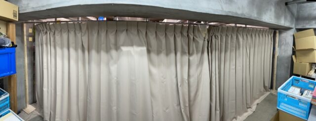 倉庫にカーテンを設置しました。