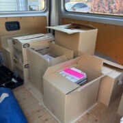 車内に積み込まれたダンボール箱の古本（ブックス一歩の出張買取）