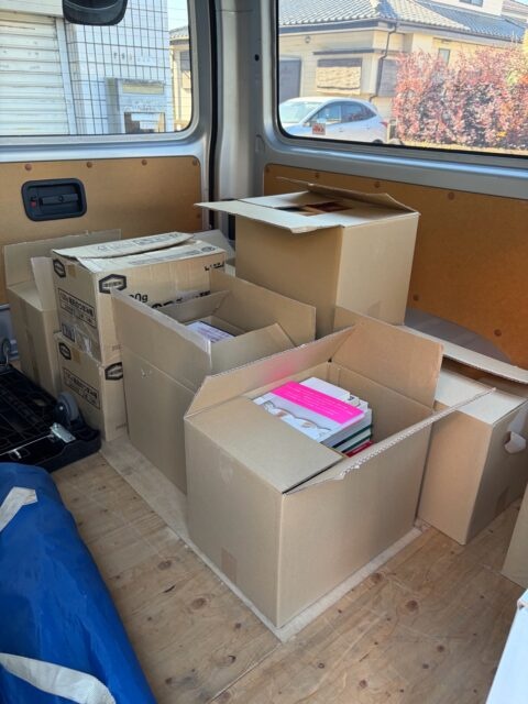 車内に積み込まれたダンボール箱の古本（ブックス一歩の出張買取）