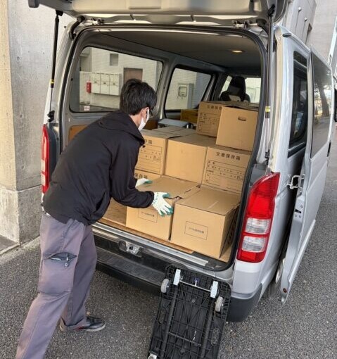 相模原市で大学研究室の社会学専門書25箱を出張買取し、バンに積み込む様子