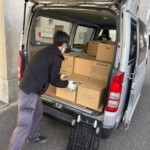 相模原市で大学研究室の社会学専門書25箱を出張買取し、バンに積み込む様子