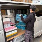 品川区で買取した週刊ベースボールをハイエースに積み込む出張買取作業の様子