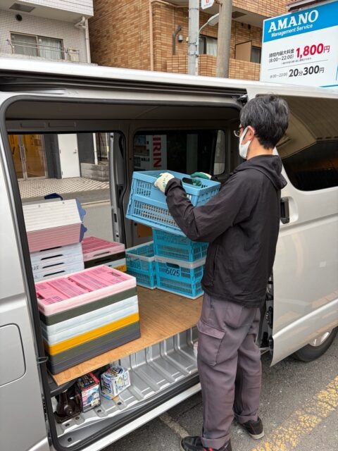 品川区で買取した週刊ベースボールをハイエースに積み込む出張買取作業の様子
