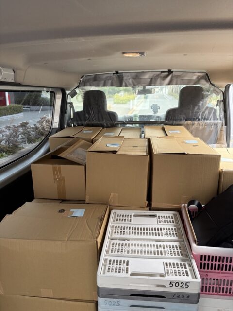 中央区勝どきで出張買取したビジネス書25箱を車内に積み込んだ様子