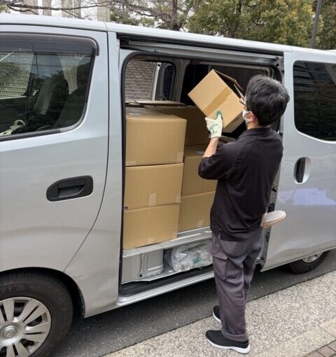 中央区勝どきでビジネス書25箱を出張買取し、スタッフが車に積み込んでいる様子