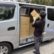 中央区勝どきでビジネス書25箱を出張買取し、スタッフが車に積み込んでいる様子
