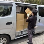 中央区勝どきでビジネス書25箱を出張買取し、スタッフが車に積み込んでいる様子