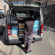渋谷区大山町で遺品整理にともない専門書・学術書を出張買取し、バンに積み込んでいる様子