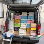 杉並区での出張買取後、漫画や専門書などを積み込み、ハイエースの荷室が満杯になった様子。