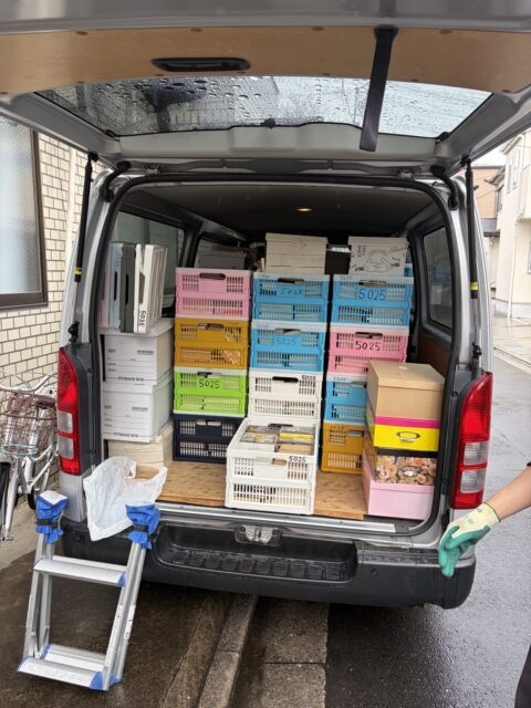 杉並区での出張買取後、漫画や専門書などを積み込み、ハイエースの荷室が満杯になった様子。