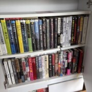 杉並区の出張買取でお譲りいただいた本棚の一部。陰謀論、精神世界、超常現象、漫画などの本が並んでいる様子。