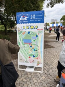 横浜ドッグフェス2026春のイベントマップ看板と会場の様子