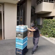 週刊ベースボールの出張買取で台車を使う作業風景