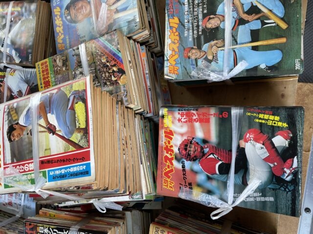 昭和期の週刊ベースボール表紙が並ぶ買取品
