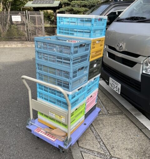 杉並区で出張買取したアダルトDVD搬出用のコンテナと台車