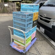 杉並区で出張買取したアダルトDVD搬出用のコンテナと台車