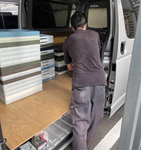 八王子市で週刊ベースボールを出張買取している様子