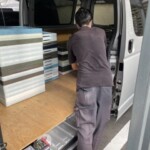 八王子市で週刊ベースボールを出張買取している様子