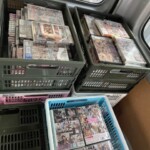 杉並区の出張買取で回収したアダルトDVDをコンテナに積み込んだ様子