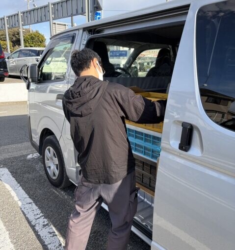 町田市で出張買取した本をハイエースに積み込むスタッフの様子