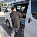 町田市で出張買取した本をハイエースに積み込むスタッフの様子