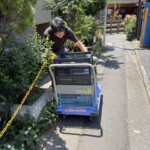 町田市で雑誌を台車で搬出する古本出張買取の作業風景