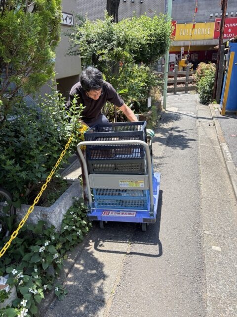 町田市で雑誌を台車で搬出する古本出張買取の作業風景
