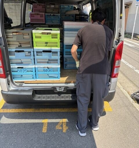 川崎市で元大学教授の蔵書を60カゴ分、ハイエースに積み込んだ古本出張買取の様子
