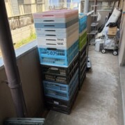 品川区のアパート1階で約70カゴ分の古本を出張買取した際の搬出前の様子