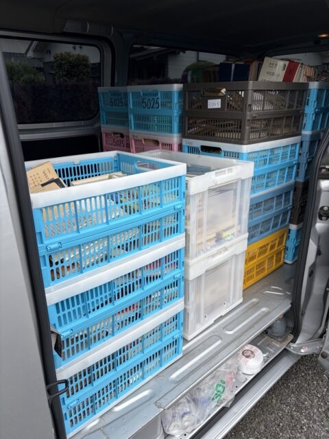 東村山市で40カゴ分の古本を車へ積み込み