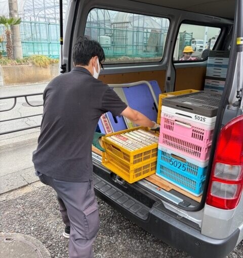 所沢市で児童書・絵本と料理本を出張買取し車へ積み込む様子
