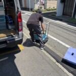 川崎市の古本出張買取で台車を使い、コインパーキングと自宅を往復して本を搬出している様子