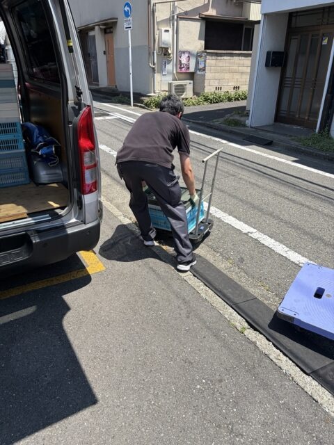 川崎市の古本出張買取で台車を使い、コインパーキングと自宅を往復して本を搬出している様子