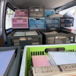 元大学教授の専門書や学術書をオリコンに入れてハイエースへ積み込んだ古本買取の写真