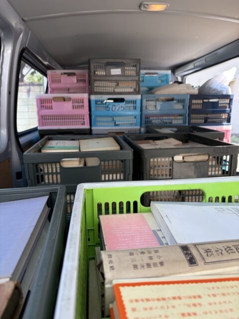 元大学教授の専門書や学術書をオリコンに入れてハイエースへ積み込んだ古本買取の写真