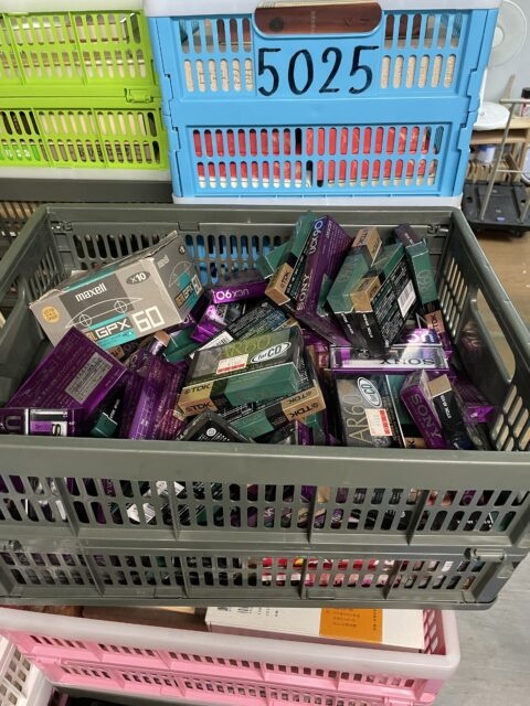 中野区で買取した新品カセットテープ1カゴ分