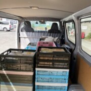 日野市でクラシックCD400枚以上とビジネス書20カゴ分を出張買取しハイエースへ積み込んだ様子