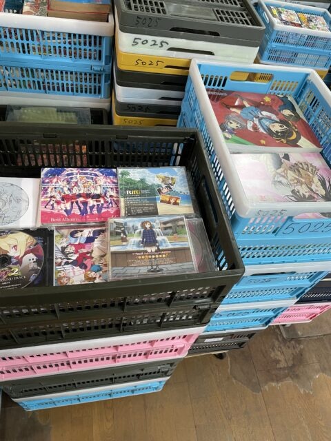 町田市で買取したアニメ関連のCD・DVD・Blu-rayと折りたたみコンテナ