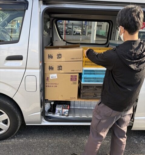 町田市でCD・DVD・Blu-ray・雑誌を出張買取し、スタッフがハイエースへ積み込んでいる様子