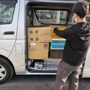 町田市でCD・DVD・Blu-ray・雑誌を出張買取し、スタッフがハイエースへ積み込んでいる様子