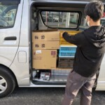 町田市でCD・DVD・Blu-ray・雑誌を出張買取し、スタッフがハイエースへ積み込んでいる様子