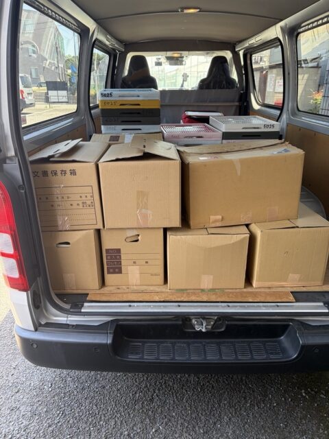 料理本が入った段ボール約15箱を出張買取用の車に積み込んだ様子