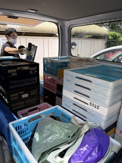 港区の事務所移転でビジネス書と専門書約50カゴを車に積み込んだ様子