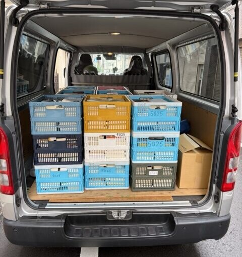 豊島区の戸建てから買取したビジネス書と実用書約30カゴを車に積み込んだ様子