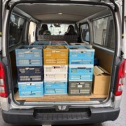 豊島区の戸建てから買取したビジネス書と実用書約30カゴを車に積み込んだ様子