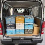 豊島区の戸建てから買取したビジネス書と実用書約30カゴを車に積み込んだ様子