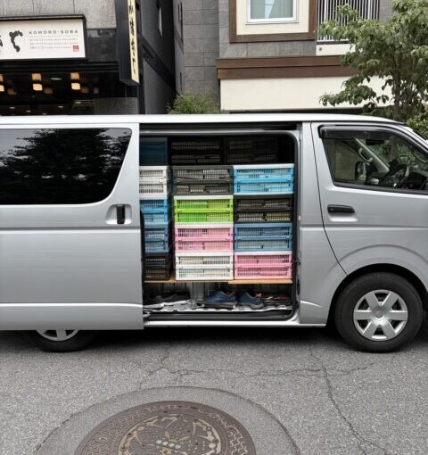 法律事務所から搬出した法律書を多数のカゴに入れて積載した車両