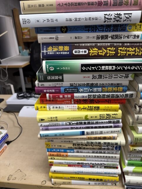 労働法や刑事法など分野別に積まれた法律事務所の専門書