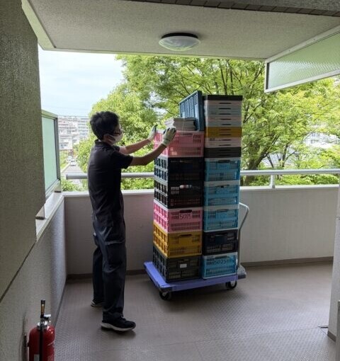 所沢市のマンション共用廊下で台車に積んだ買取書籍