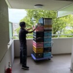 所沢市のマンション共用廊下で台車に積んだ買取書籍